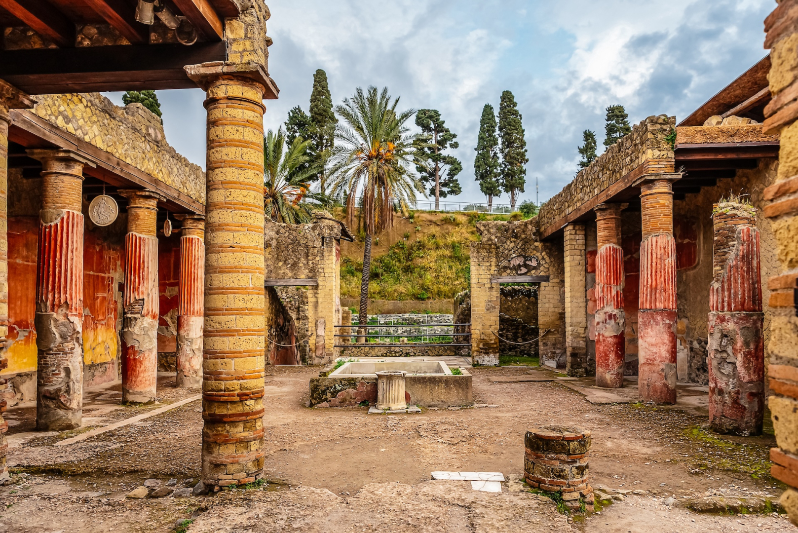 Cortile colonnato di una casa romana di Ercolano